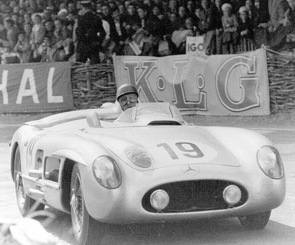 Le Mans, 1955: Juan Manuel Fangio (Startnummer 19) auf einem Mercedes-Benz Rennsportwagen Typ 300 SLR.